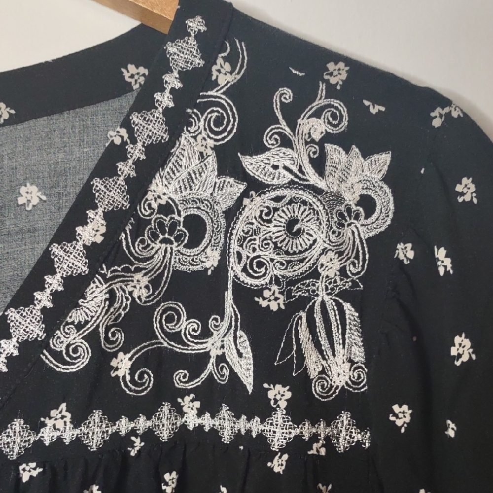 J Jill Black and White Embroidered Women's Top Medium 100% Rayon - Picture 7 of 8